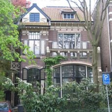 Vrijstaande stadsvilla met hek en prieel