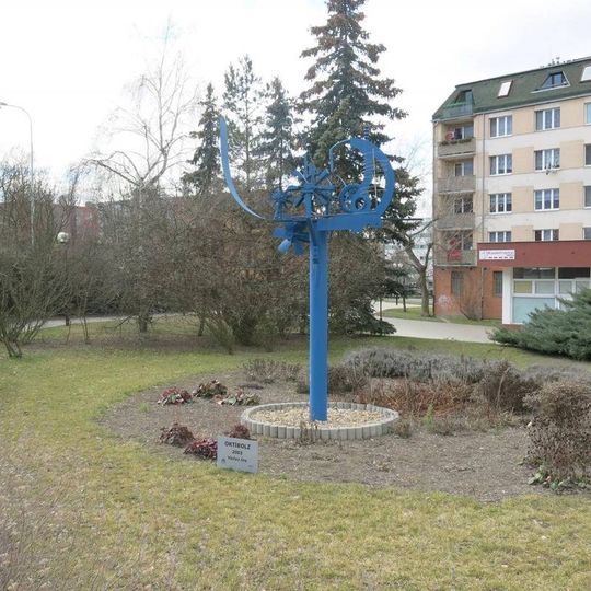 Kinetická kovová plastika Oktíbolz na Suzdalském náměstí v Lounech