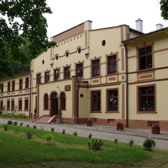 Pałac, ob. szkoła
