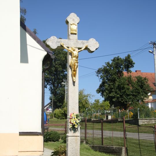 Kříž u kaple v Pokojově