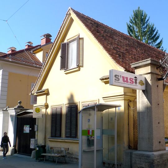 Wirtschaftsgebäude mit Einfahrtstor