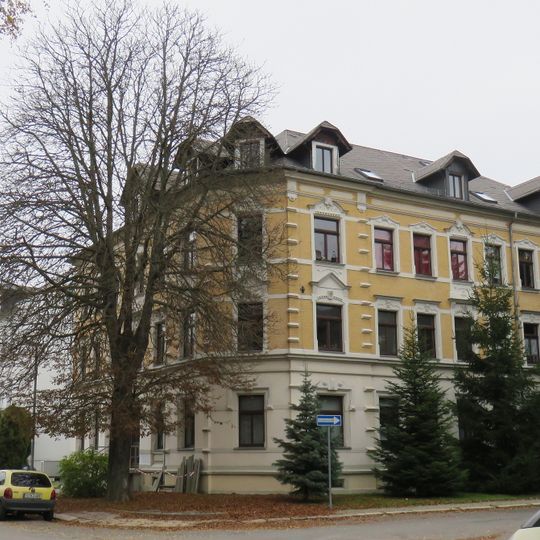Mietshaus in offener Bebauung in Ecklage, mit Vorgarten Joachim-Kändler-Straße 3