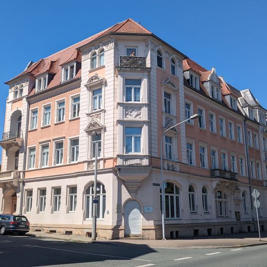 Mietshaus in halboffener Bebauung in Ecklage Lessingstraße 2
