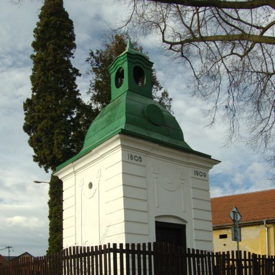 Kaple na křižovatce ve středu Chotutic