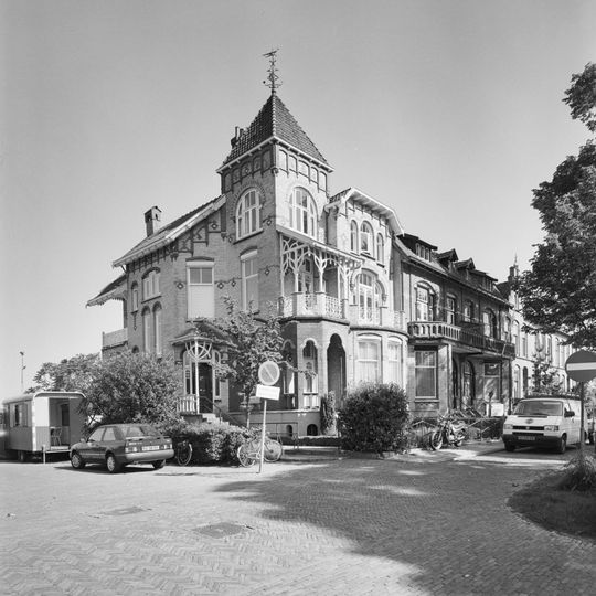 Herenhuis met tuinhek, deel uitmakend van woonblok bestaande uit veertien aaneengesloten herenhuizen