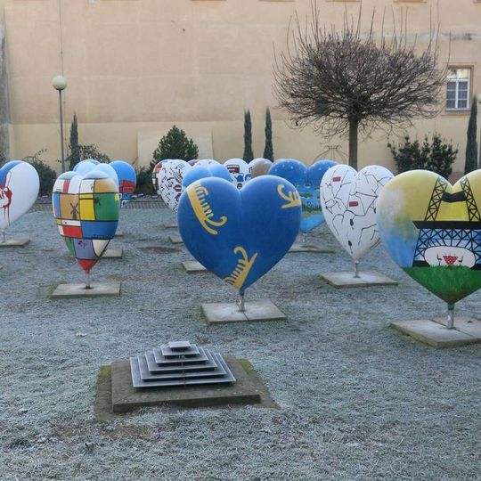 Kinetické plastiky Srdce Evropy u kašny na zámku v Poděbradech