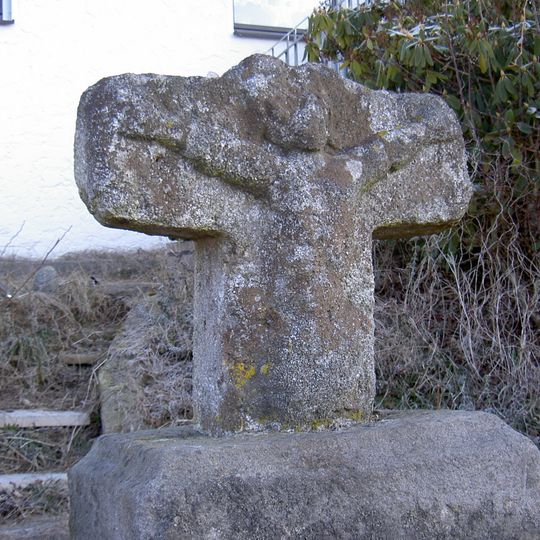 Steinkreuz mit Relief des Gekreuzigten