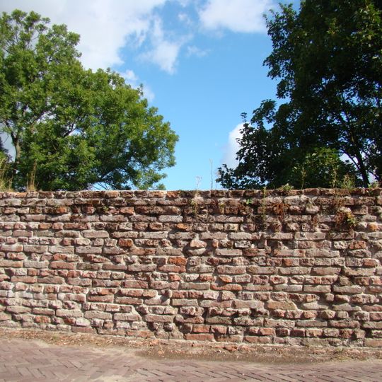 In het pand of op de grens van het erf bevindende stadsmuur