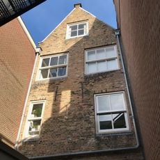 Achterhuis voorzien van puntgevel met vlechtingen, zichtbaar vanaf de Taankade