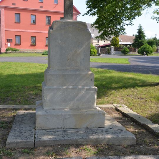 Cross at village green in Malešov