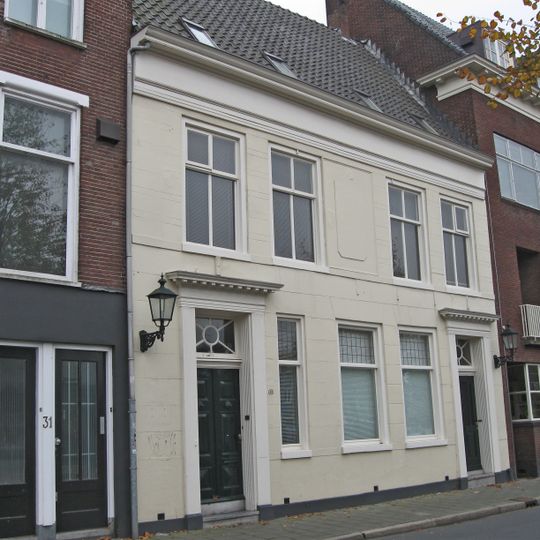 Witgepleisterd dwars pand