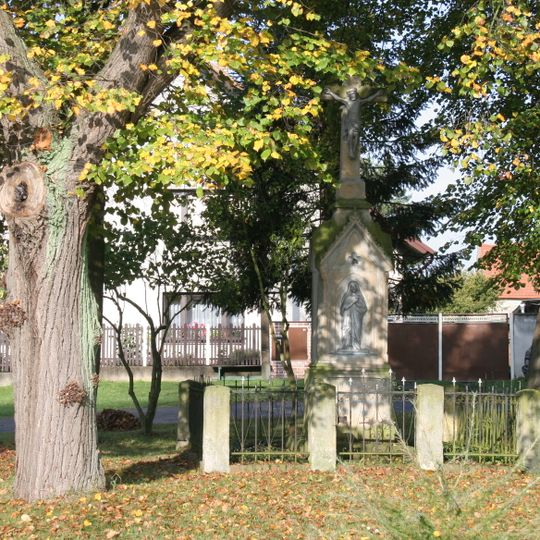 Kamenný kříž na návsi v Loukonosech