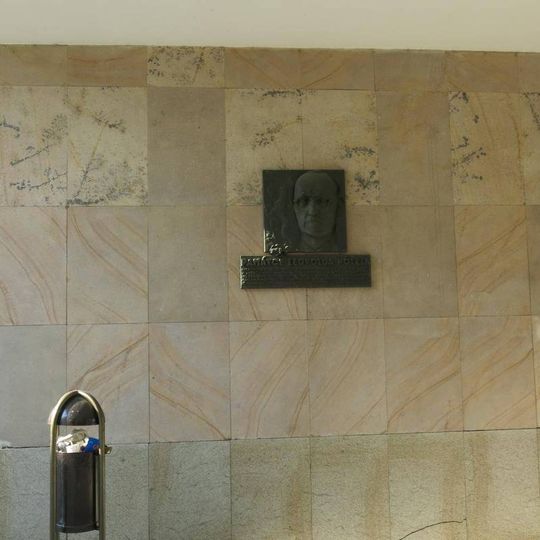 Pamětní deska Leopolda Pölzla v průchodu do atria Magistrátu v Ústí nad Labem