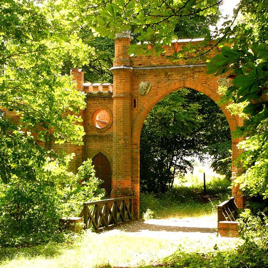 Brama z domkiem odźwiernego