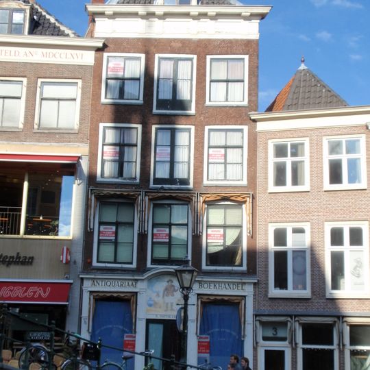 Pand met baksteen gevel met rechte kroonlijst. Boven de winkelpui afb. "de Visserman". Na brand van 1766 hersteld