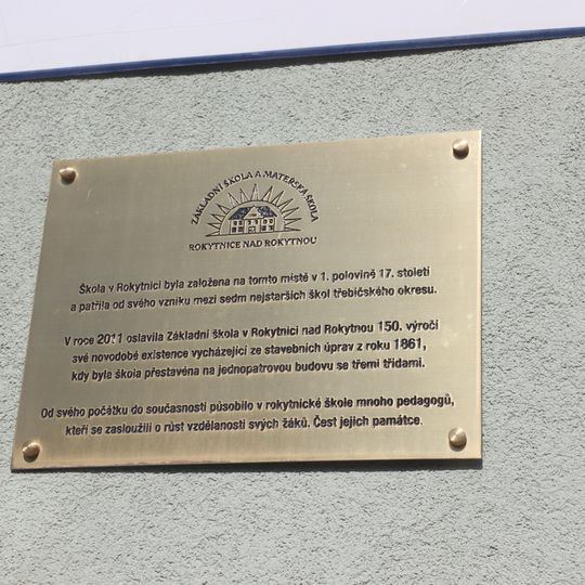Pamětní deska školy a učitelů v Rokytnici nad Rokytnou