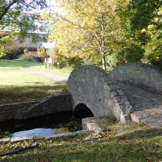 Můstek u Zámeckého pramene v Čakovickém zámeckém parku