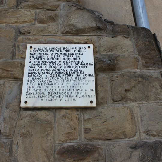 Červená škola s areálom, tabuľa pamätná