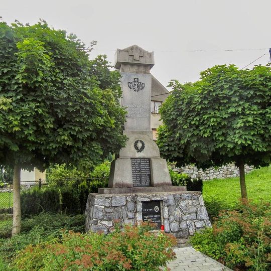 Pomník padlým v Mladči u silnice