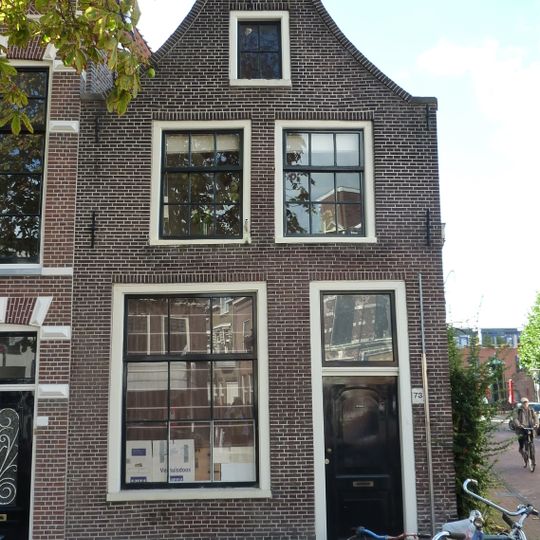 Hoekpand met bakstenen tuitgevel