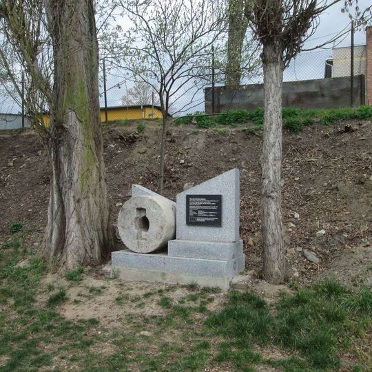 Památník v Doudlevcích u vodní elektrárny