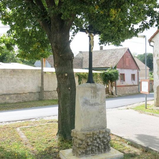 Kříž na rozcestí ke kostelu v Kostelci nad Ohří