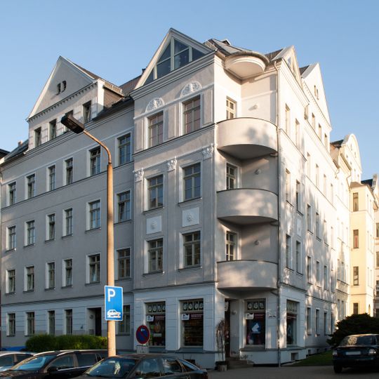 Mietshaus in Ecklage in geschlossener Bebauung, mit Laden und Vorgarten Henriettenstraße 77