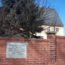 Pfarrhaus, Einfriedung mit Inschrifttafel und Garten Niedergersdorfer Straße 48