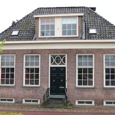 Verdiepingloos huis met verhoogde begane grond en dakkapel