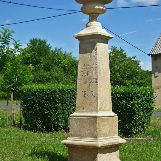 Pomník císaře Josefa II. u zámku v osadě Škrle