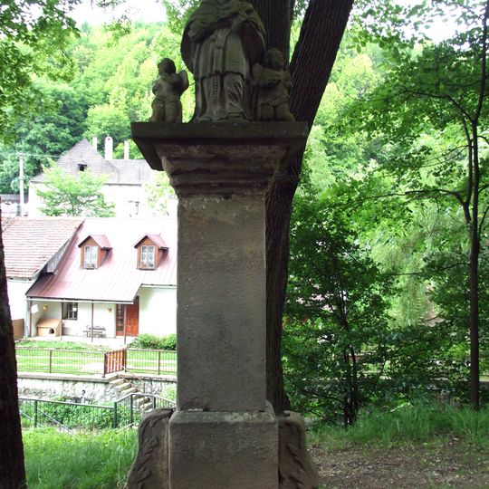 Socha sv. Jána Nepomuckého, pilier s podstavcom