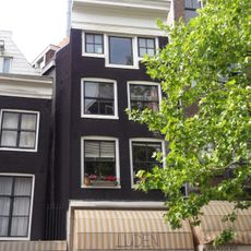 Huis met latere gevel onder rechte lijst