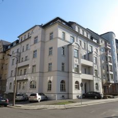 Mietshaus in geschlossener Bebauung in Ecklage mit Vorgarten Georg-Landgraf-Straße 36