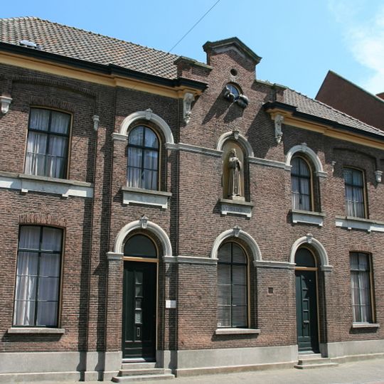 Gesticht Pius, hoofdgebouw uit 1871,met een mengeling van Neo-Barokke en Neo-Classicistische stijlvormen