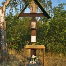 Dřevěný kříž s obrázkem svatého Antonína ve Slatinicích na Malém Kosíři