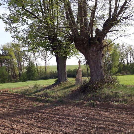 Kříž západně od Čívic