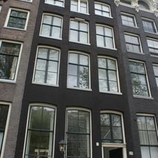 Pand met gevel onder rechte lijst met consoles