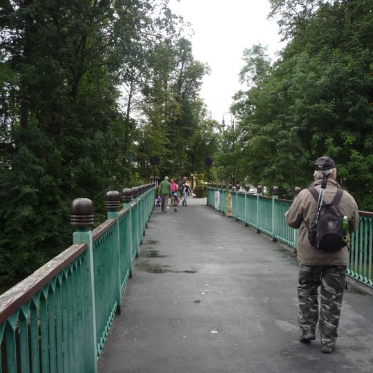 Lávka přes Rožnovskou Bečvu do městského sadu v Rožnově pod Radhoštěm