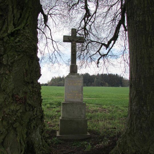 Kříž na vedlejší silnici mezi Vyskytnou a Sedlištěm