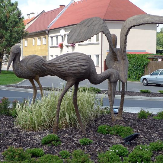 Plastika čápů na Kozinově náměstí v Mimoni