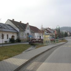 Lávka přes strouhu u autobusové zastávky v Malenicích