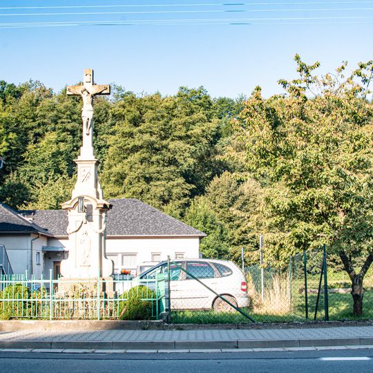 Kříž v místní části Lhotka