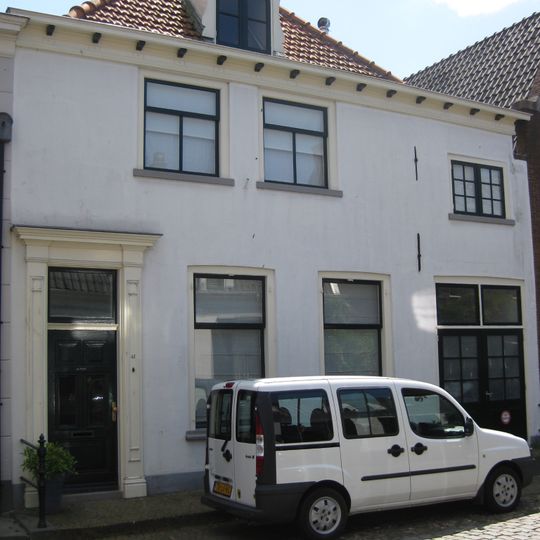 Gepleisterd pand onder voorafgeschuinde zadeldaken