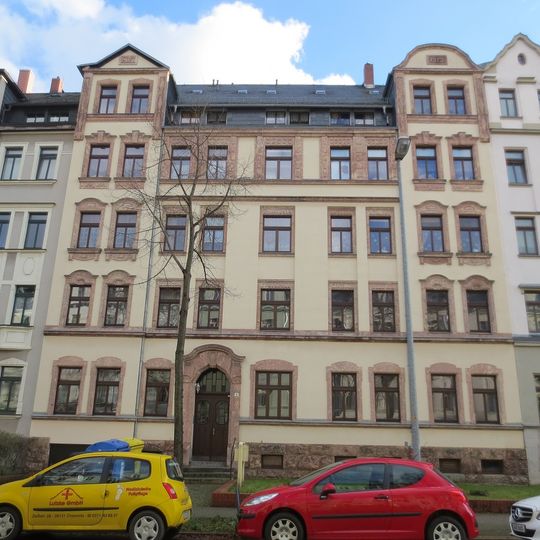 Mietshaus in geschlossener Bebauung mit Vorgarten Zeißstraße 26
