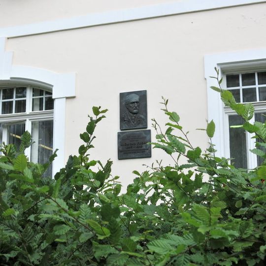 Pamětní deska Sigmunda Freuda na Městské knihovně v Mariánských Lázních