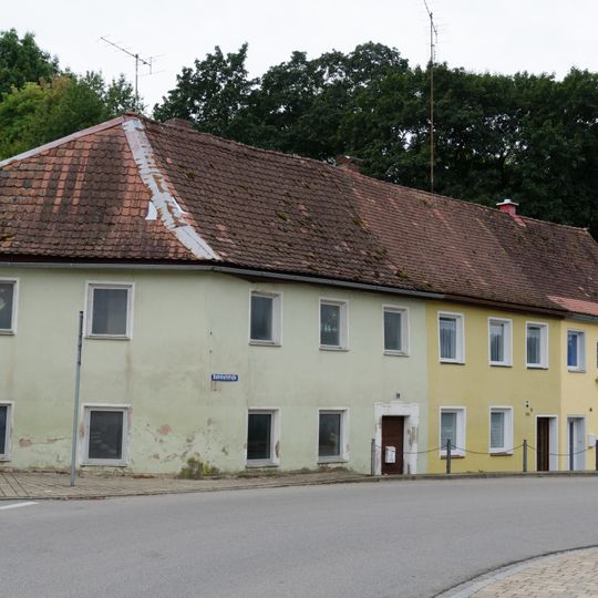 Wohnhaus, heute dreiteiliges Reihenhaus