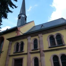 Einzeldenkmale der o. g. Sachgesamtheit: Kirche mit Ausstattung, zwei Grabmale, eine Grabplatte und Kriegerdenkmal für die Gefallenen des Ersten Weltkrieges (siehe auch Sachgesamtheitsdokument - obj. 09300262) Bahnhofstraße -
