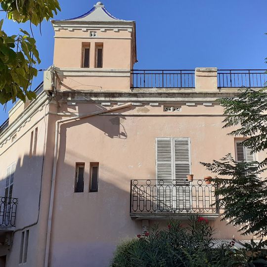 Casa pairal a l'Avinguda d'Artesa, 15
