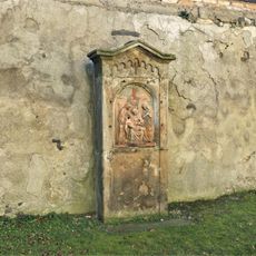 Kaplička XIII. zastavení křížové cesty u kostela Nalezení svatého Kříže ve Frýdlantu