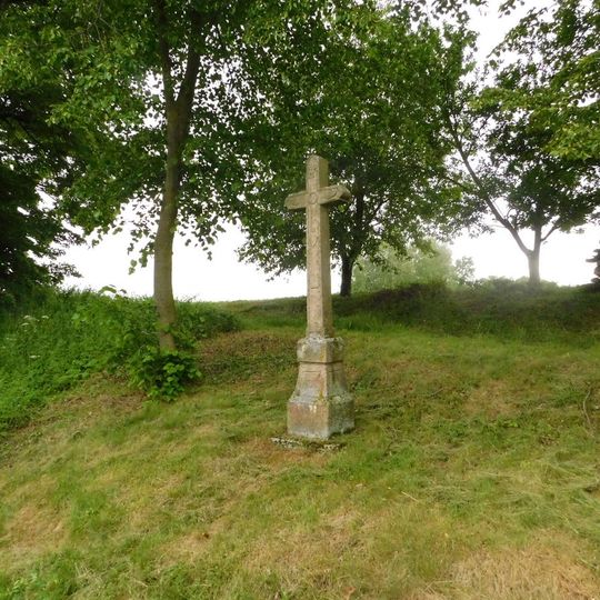 Kříž u cesty jižně od Tuklek